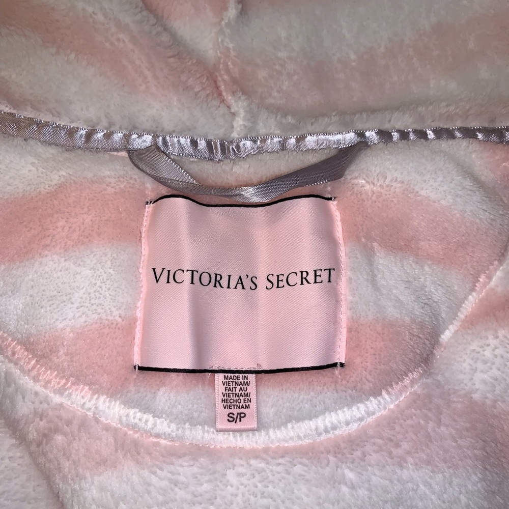 🛑🛑SOLD🛑🛑Victoria’s Secret Robe - Picture 4 of 4